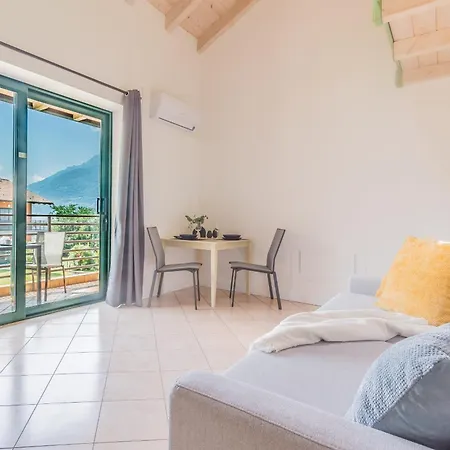 Monolocale Con Soppalco Brezza Del Lario By Varenna Holidays Da 11 A 18 E Da 28 A 35 דרביו