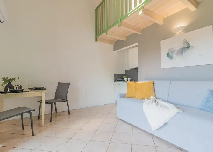 アパート Monolocale Con Soppalco Brezza Del Lario By Varenna Holidays Da 11 A 18 E Da 28 A 35 デルヴィオ