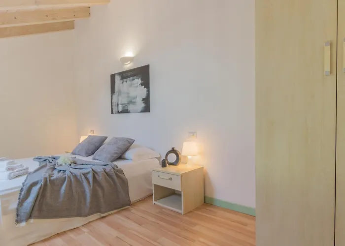 Monolocale Con Soppalco Brezza Del Lario By Varenna Holidays Da 11 A 18 E Da 28 A 35 デルヴィオ